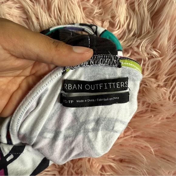 Urban Outfitters White & Black Geometric Print Racerback Cropped Tank Top XS - Picture 6 of 6